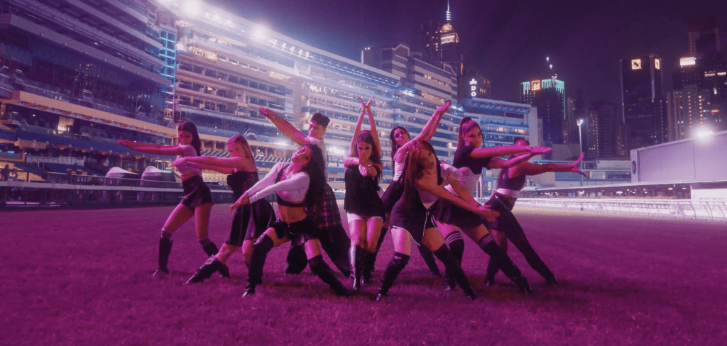 《Giddy Up》於跑馬地馬場取景拍攝MV。 《Giddy Up》於跑馬地馬場取景拍攝MV。