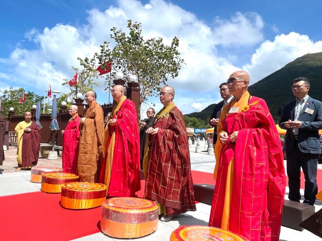 國慶升旗儀式今早昂平寶蓮禪寺莊嚴舉行。香港佛教聯合會
