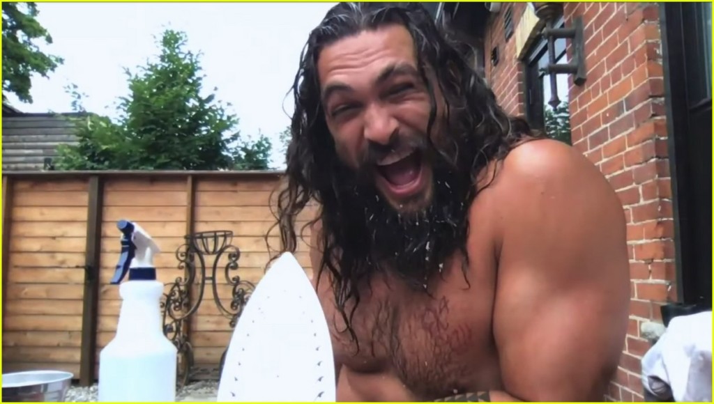 將消毒潔手液噴向自己。