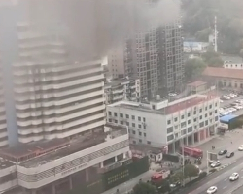 武漢中南大酒店發生火警,濃煙升上半空。網上影片截圖