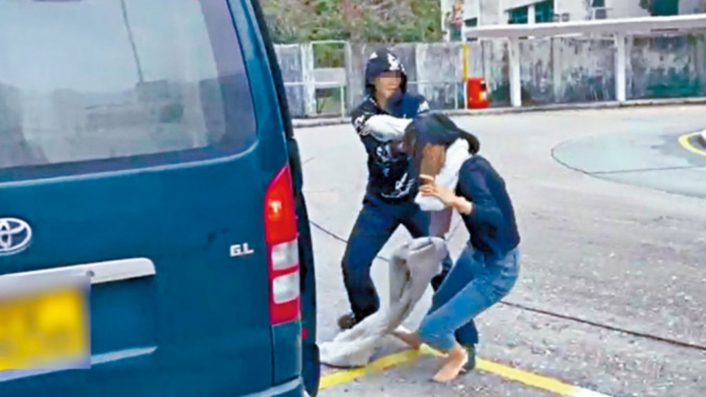 當日一名女子被強行擄上車。資料圖片