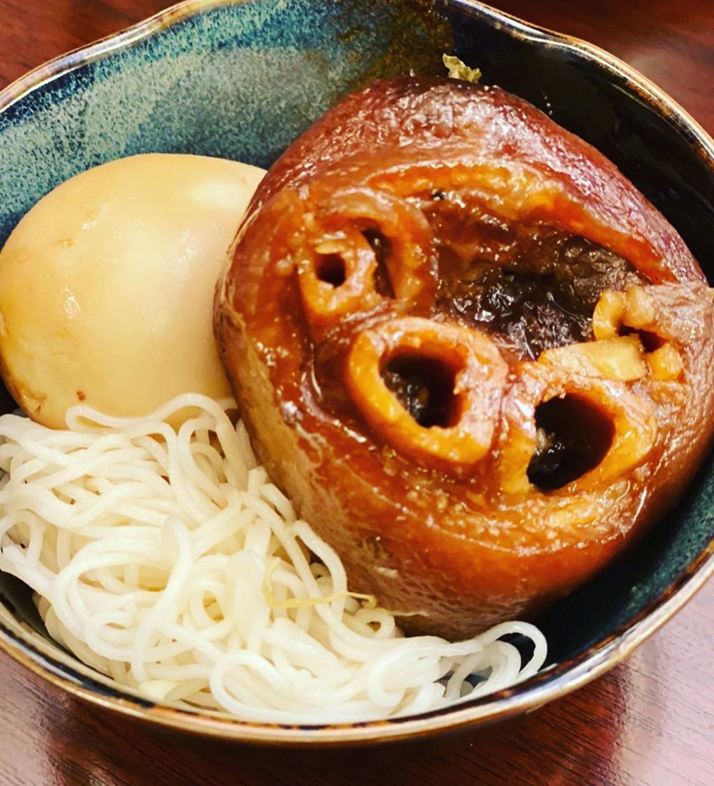 有添福添壽意思嘅豬腳麵線。