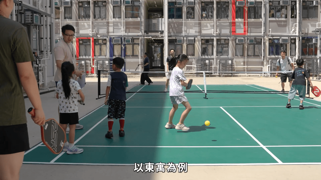 她表示,政府希望讓居民「住得到,活得更好」。東華三院YouTube影片截圖 她表示,政府希望讓居民「住得到,活得更好」。東華三院YouTube影片截圖