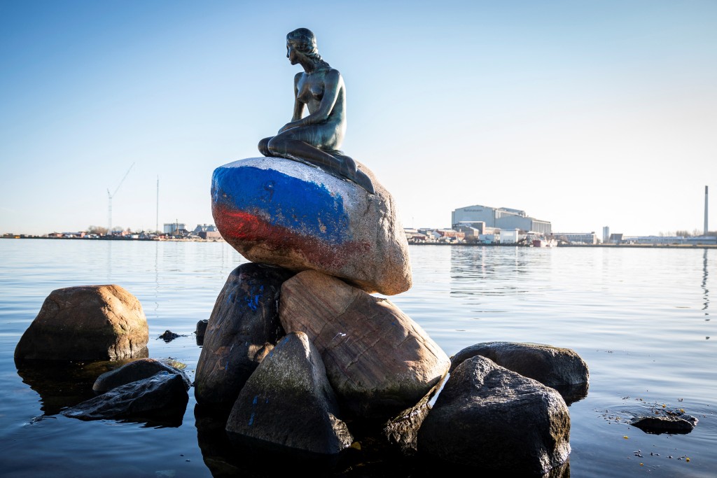 哥本哈根的美人鱼雕像是为了纪念丹麦著名童话作家安徒生而制作的。路透社