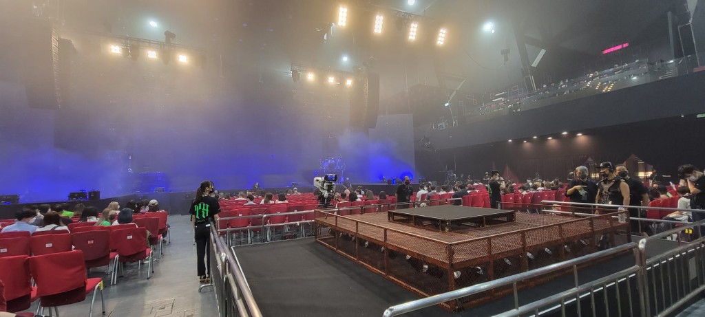 舞台上空都有吊燈和高架喇叭，舞台中央有斜台。