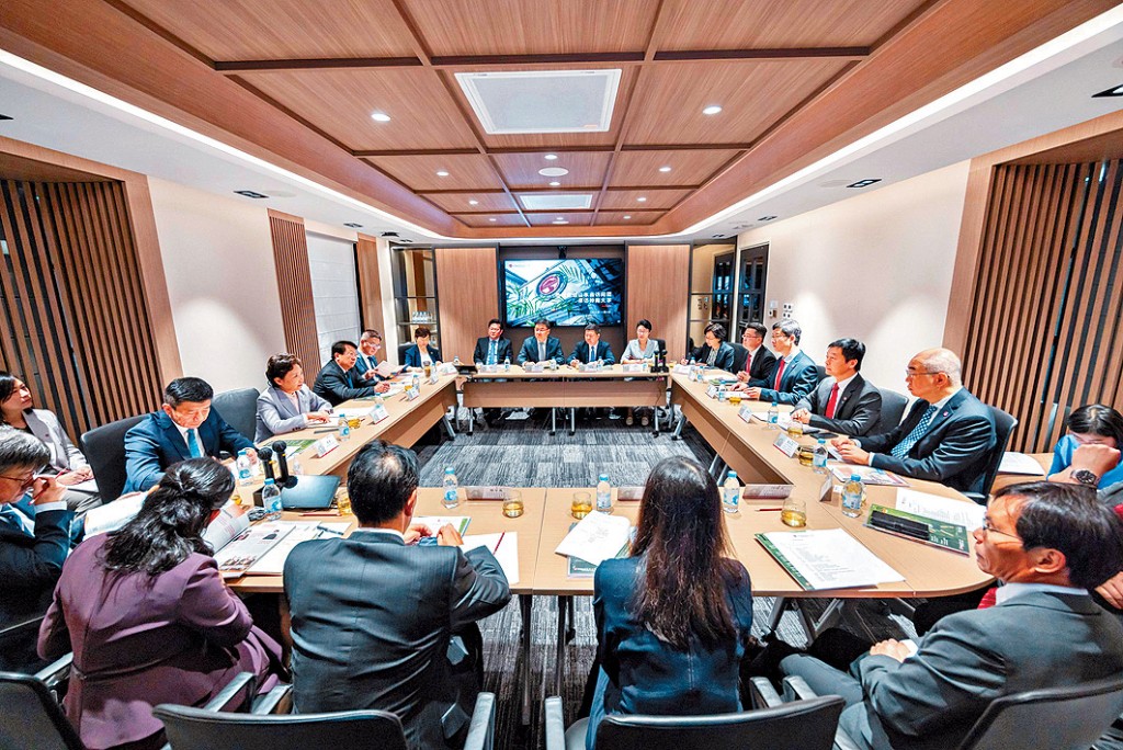 山東省委副書記王宇燕近日率團到訪嶺大，與校長秦泗釗及一眾管理層會面，雙方亦舉行座談會。