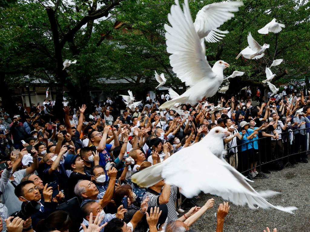 去年8月15日日本战败投降纪念日，有民众在靖国神社发放和平鸽。路透社