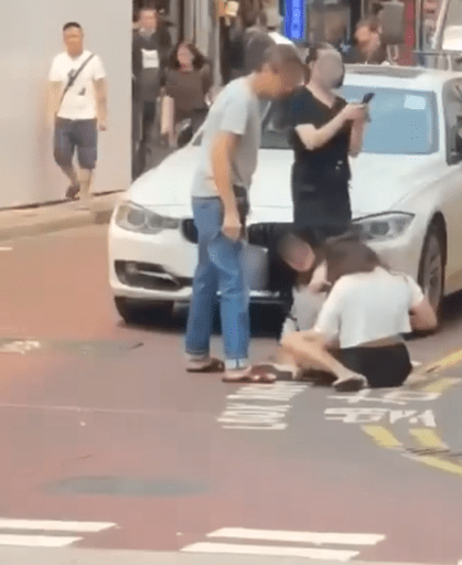 兩女糾纏不休。fb香港突發事故報料區網片截圖 
