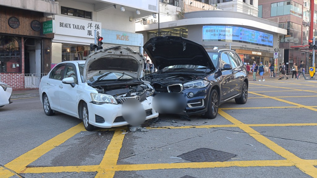 兩私家車相撞釀兩女司機俱傷送院。 兩私家車相撞釀兩女司機俱傷送院。