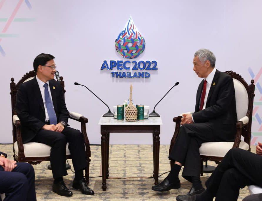 李家超去年出席APEC会议，与新加坡总理李显龙会面。资料图片