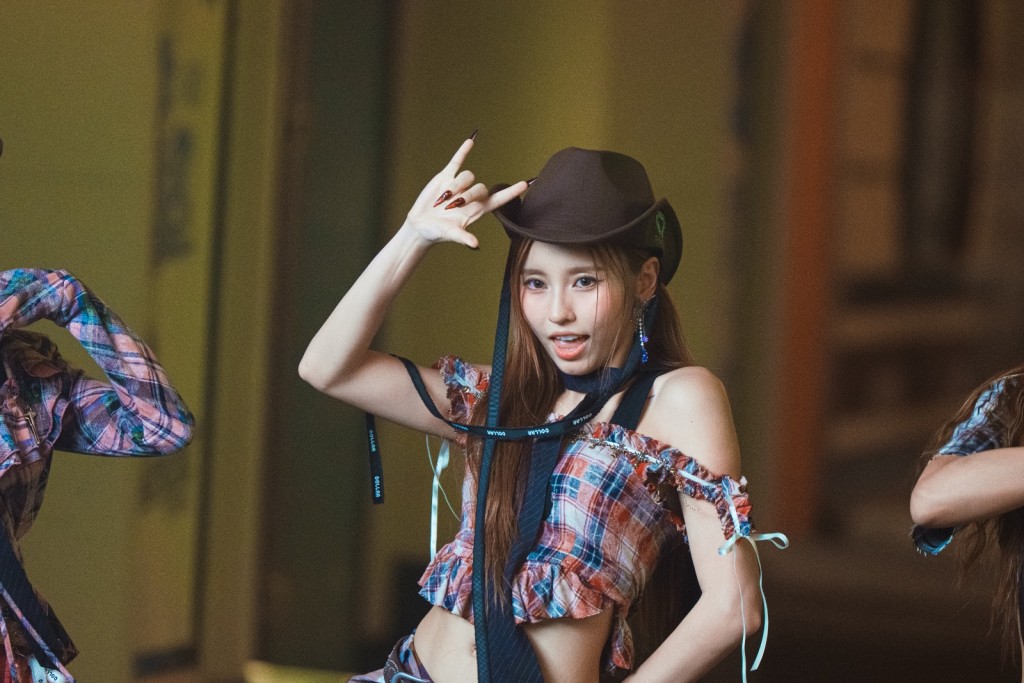《Riding High》MV中Ivy擁有時間控制的能力。