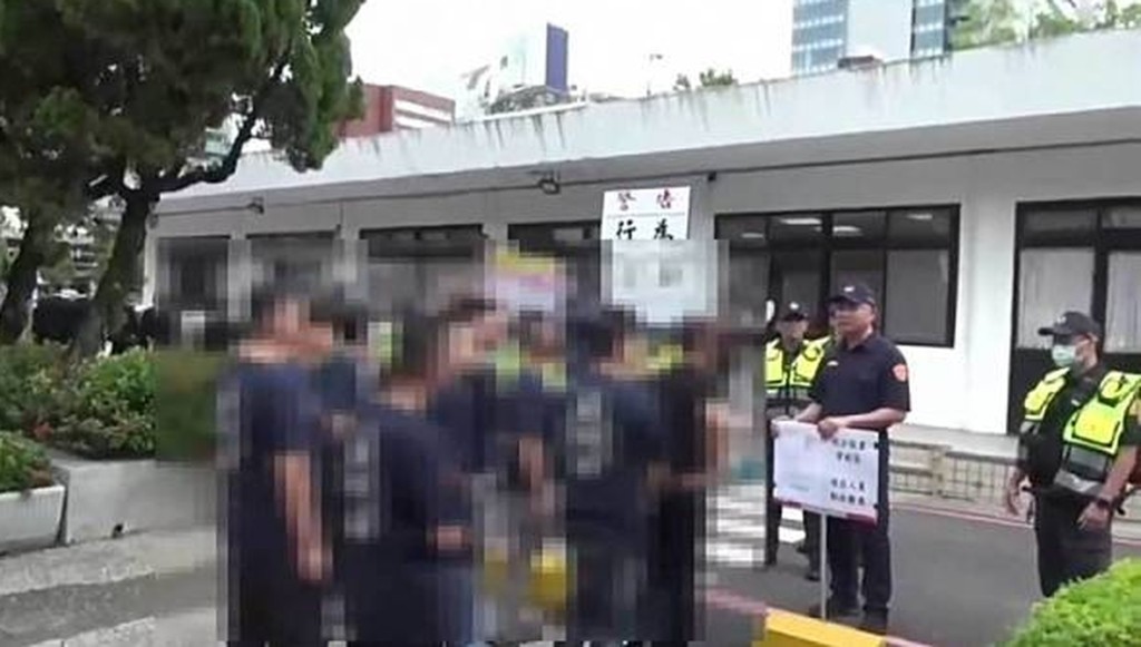台北警方舉牌驅離穿制服的黑幫人員。