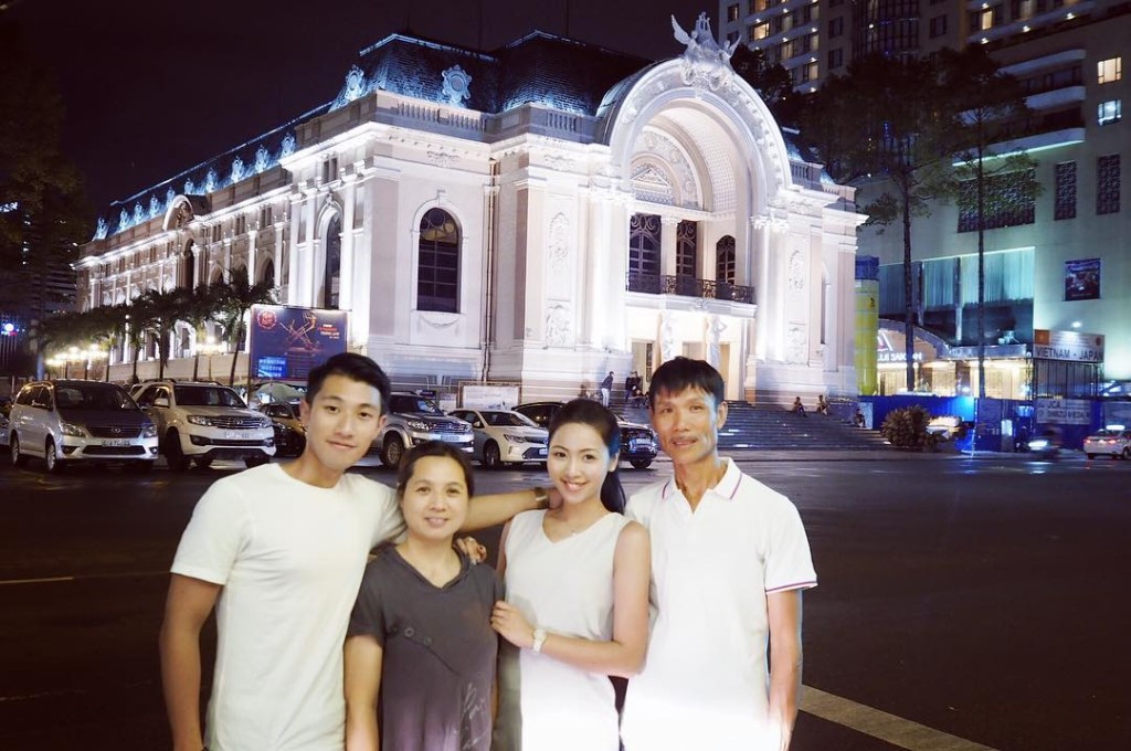 郑伊琪与父母及哥哥去旅行。