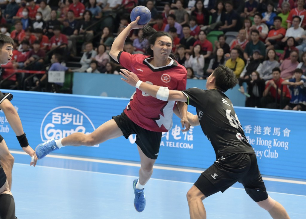 楊德強指出，周末及公眾假期的賽事入座率高達九成，尤其劍擊及手球等有港隊亮眼表現的項目更是「一票難求」。