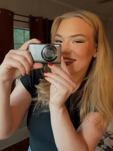 戴维斯以每部10美元的价格购入了3部二手数码相机。TikTok@hayleeadavis