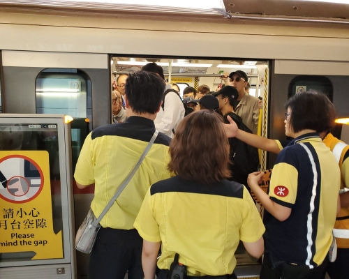 有人阻止列車車門關上