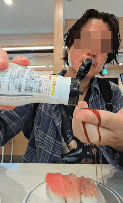日本男子故意用手指触碰并舔舐豉油瓶嘴,更拍片放上社交平台炫耀。 X@gorilla_buzz7 日本男子故意用手指触碰并舔舐豉油瓶嘴,更拍片放上社交平台炫耀。 X@gorilla_buzz7