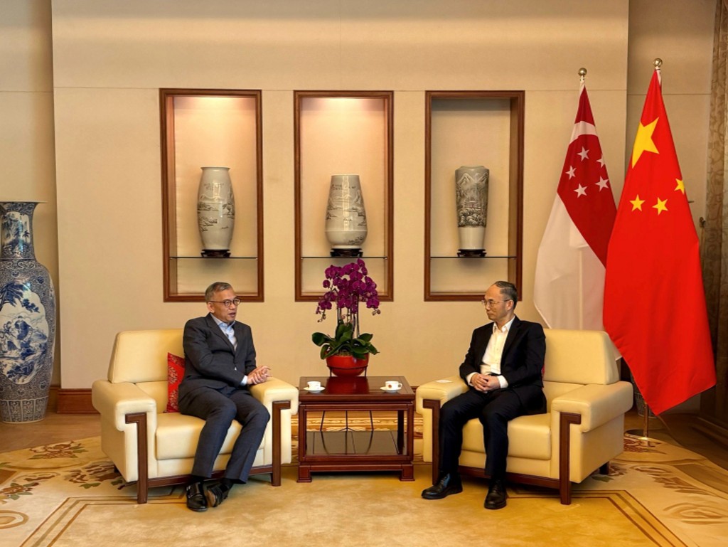 廉政專員胡英明(左)拜訪中國駐新加坡特命全權大使曹忠明。 廉政專員胡英明(左)拜訪中國駐新加坡特命全權大使曹忠明。