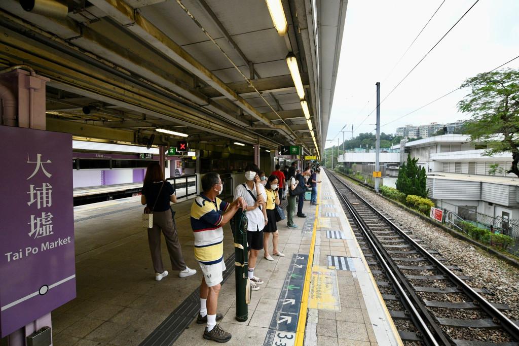 周日（19日）起乘客在月台上落車的位置，將會是未來月台閘門的位置。（資料圖片）