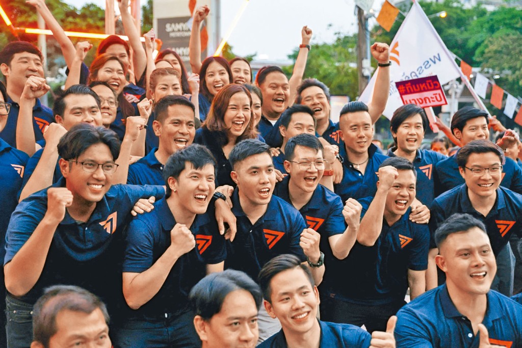泰國在野前進黨的年輕候選人，在曼谷集會造勢。