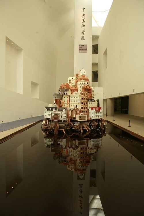 徐跋騁《沒有天空的城堡》裝置作品2012年參加中央美院美術館「未來展」。