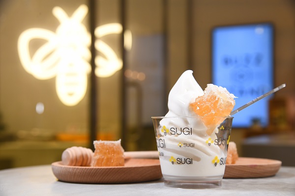 牛乳蜂蜜軟雪糕 $28
滑嘟嘟又濃郁的日本牛乳軟雪糕，可另加錢配以蜂巢($20)或果蜜($8)，吃起來更滋味可口。