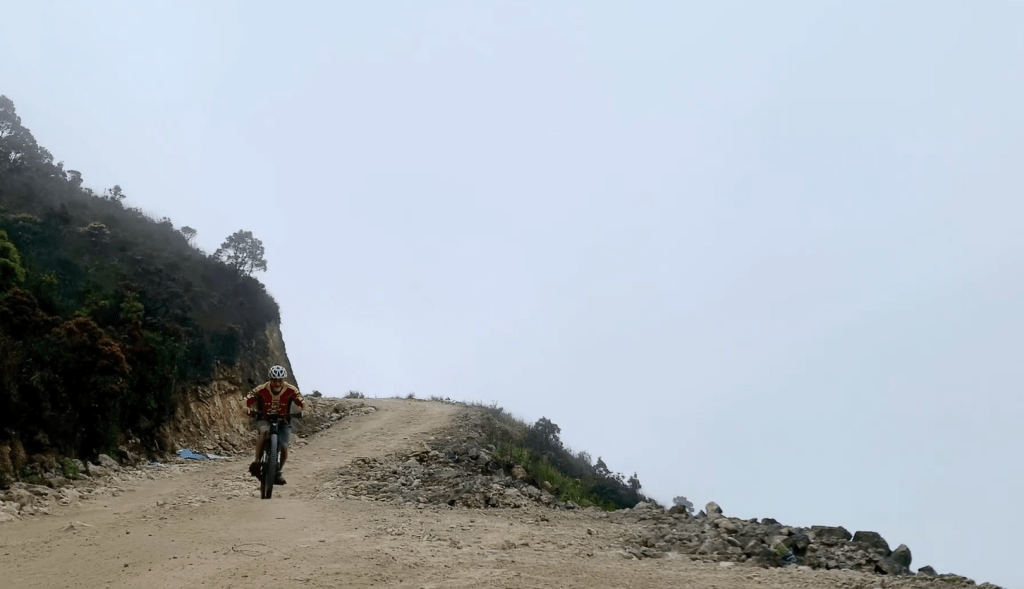 4月中，郑恕峰在恵东大山南踩自行车时，山路崎岖。