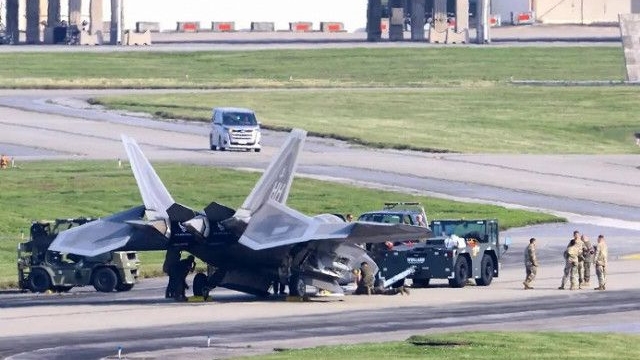 驻日美军一架F-22A猛禽战斗机前起落架出现问题，机头著地。