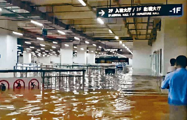 火車站內同樣儼如「大水缸」，水深及腰。