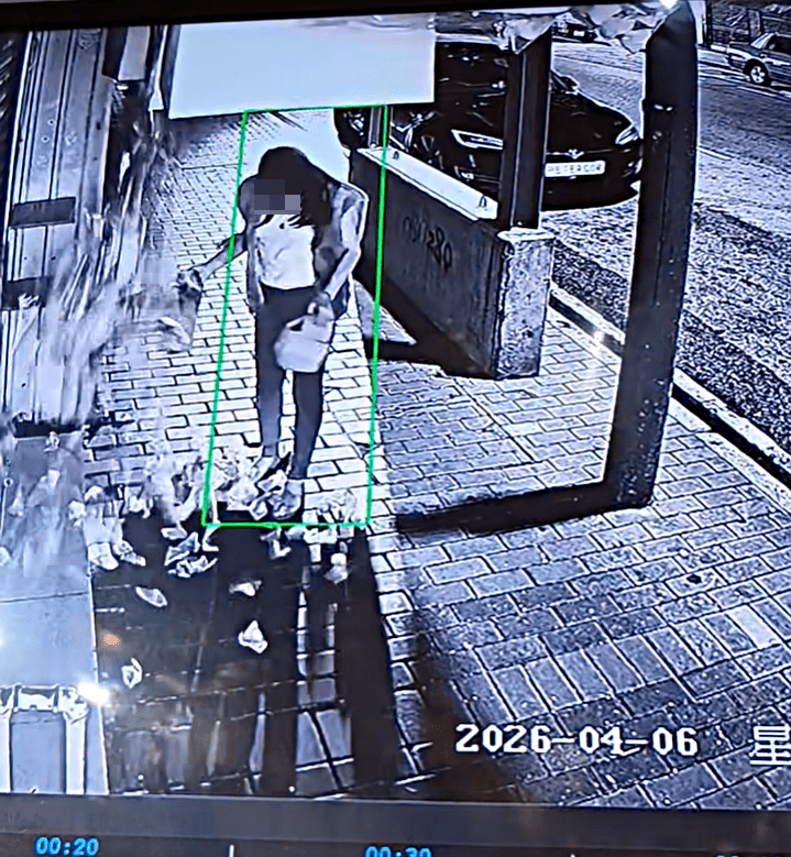 女子扯爆衣包袋。fb：馬路的事討論區