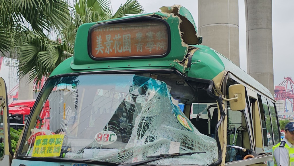 小巴車頭擋風玻璃碎裂，車頭亦告損毀。