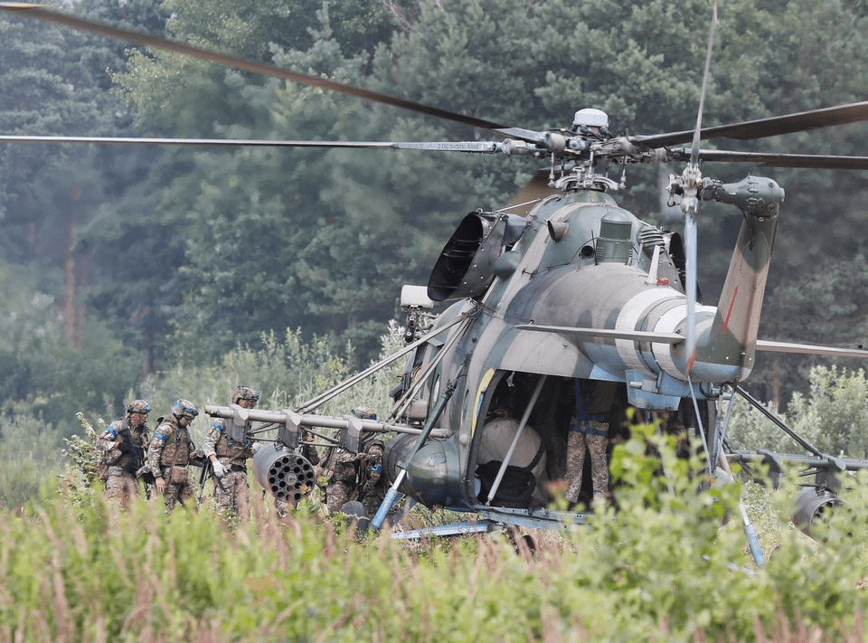 乌克兰的军人在利沃夫地区训练场参加大型军事演习。路透资料图