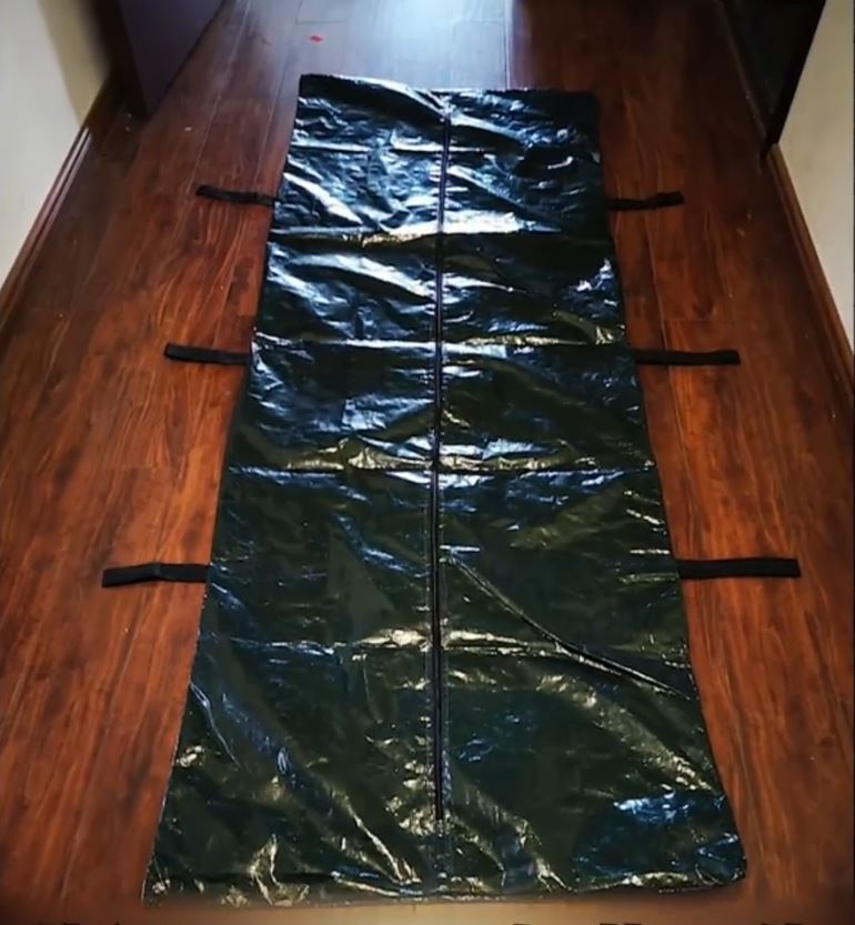 马加爵事前构买铁锤、“尸袋”预谋杀害同学。示意图