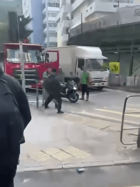 片段發生於葵涌大連排道及葵涌道交界行人過路處前。FB：Bosco Chu@車Cam L（香港群組）
