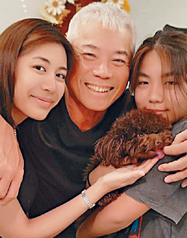 ■巫啟賢同兩個寶貝女感情好好。
