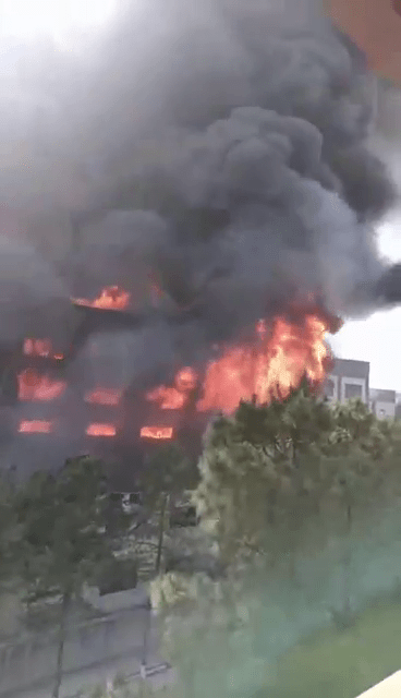 山東一化工廠房爆炸,網民拍下火場情況。 山東一化工廠房爆炸,網民拍下火場情況。