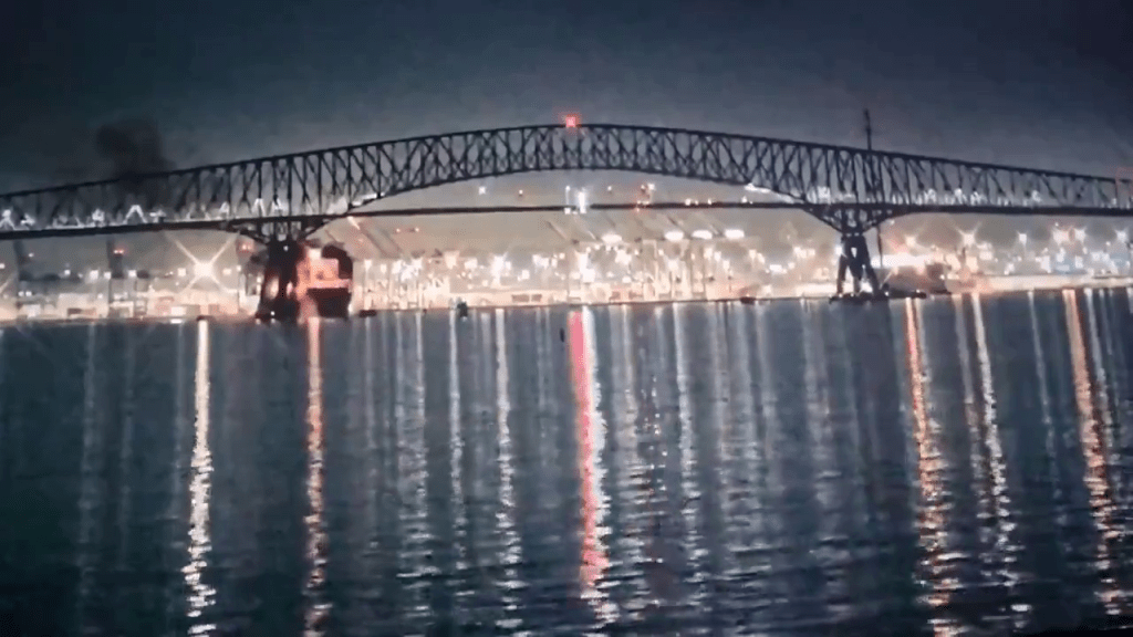美国巴尔的摩大桥遭撞断过程逐格睇。