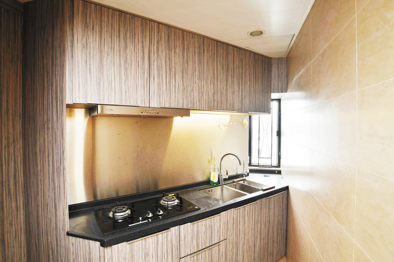 廚房置有深色條子木紋廚櫃，相對有質感。