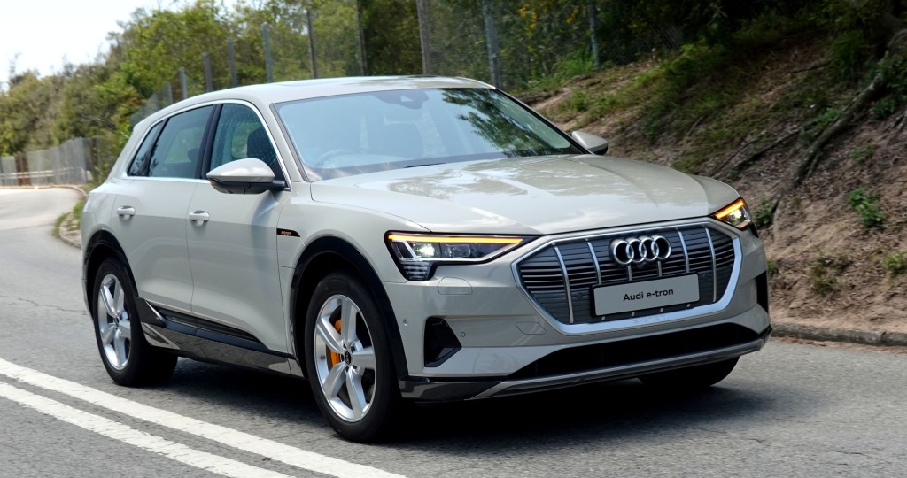 ●入門新版e-tron 50 Quattro外形包裝跟頂級版沒大分別，「一換一」車價$699,800起。