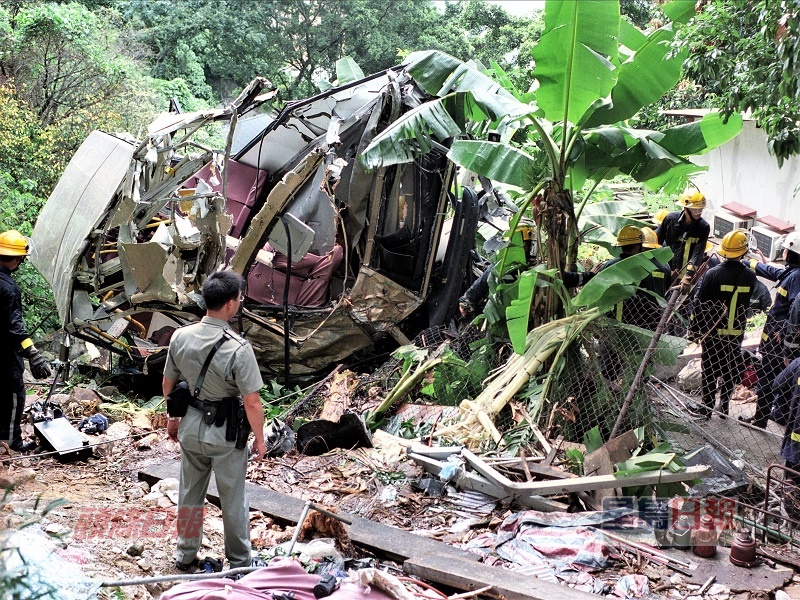巴士嚴重損毁。資料圖片