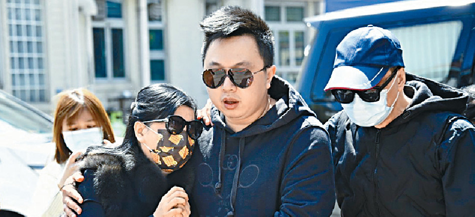 ■路祭時Abby母親(左)情緒激動,伏在女婿Chris(中)懷中哭泣。