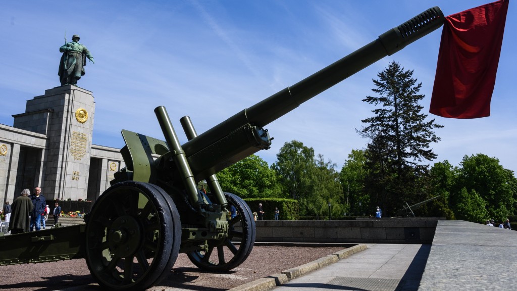 插上紅旗的蘇聯榴彈砲砲管。 法新社 插上紅旗的蘇聯榴彈砲砲管。 法新社