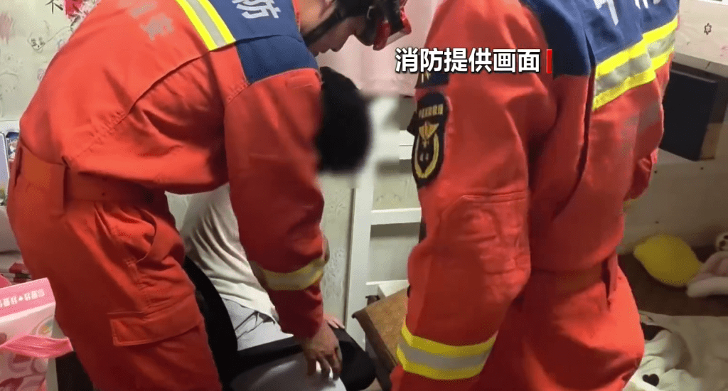 淮安消防拯救双腿插进了办公椅两侧扶手受困的女童。