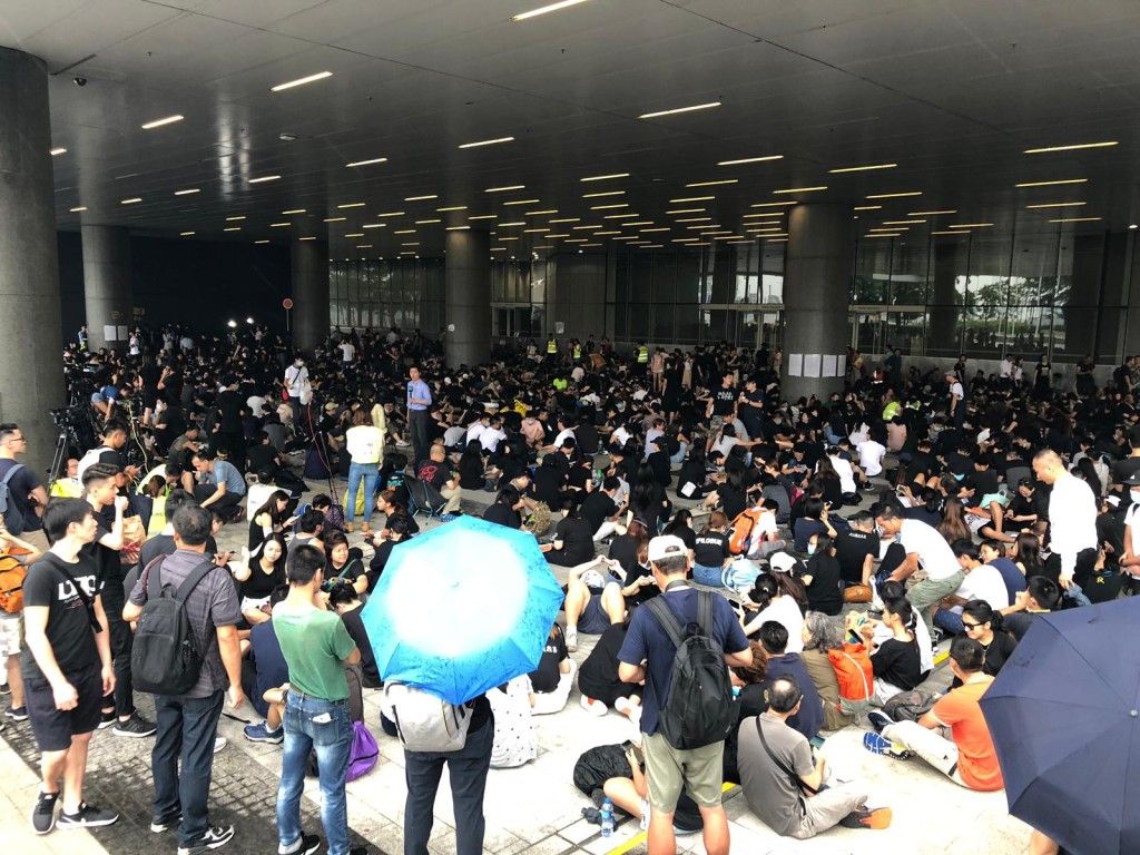 立法會示威區有數百名示威者聚集。