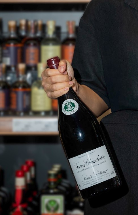 Louis Latour Gevrey-Chambertin 2022 – Magnum $1,980 優雅的黑皮諾（Pinot Noir）美酒，適合搭配節日美食，增添氣氛。