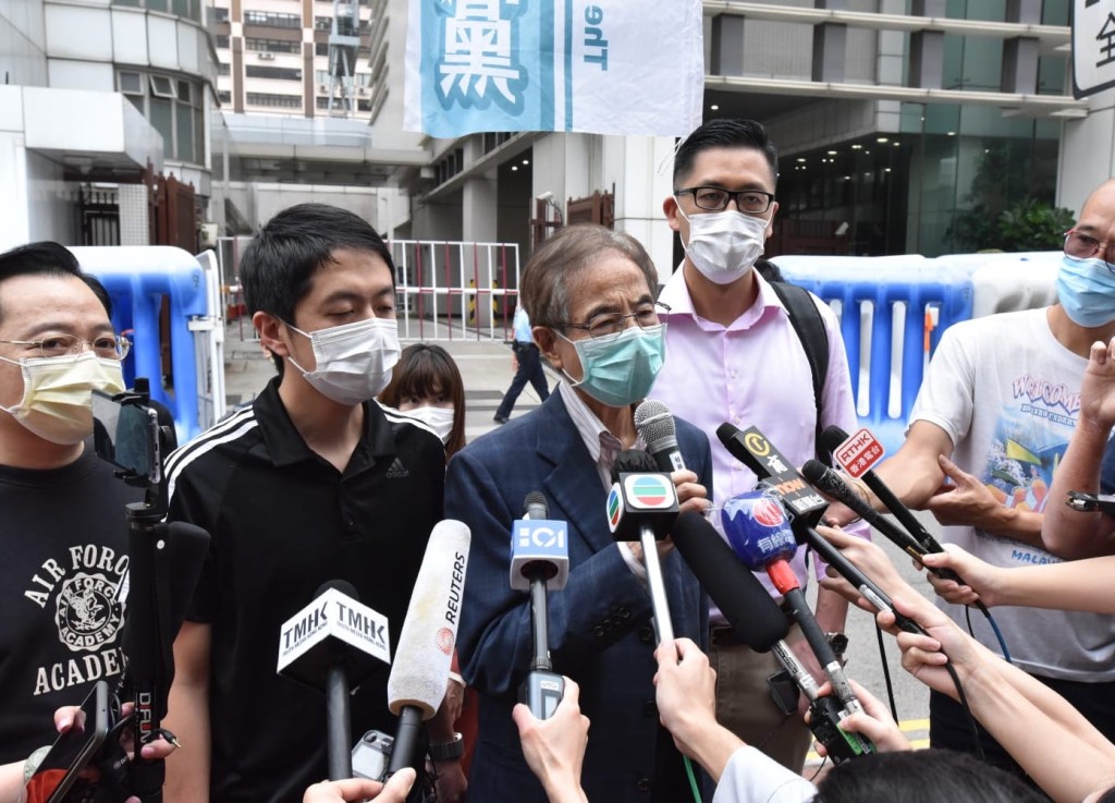 李柱銘(持咪者)保釋後離開中區警署。