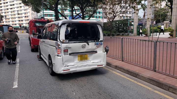 七人車由拖車拖走。蔡楚輝攝