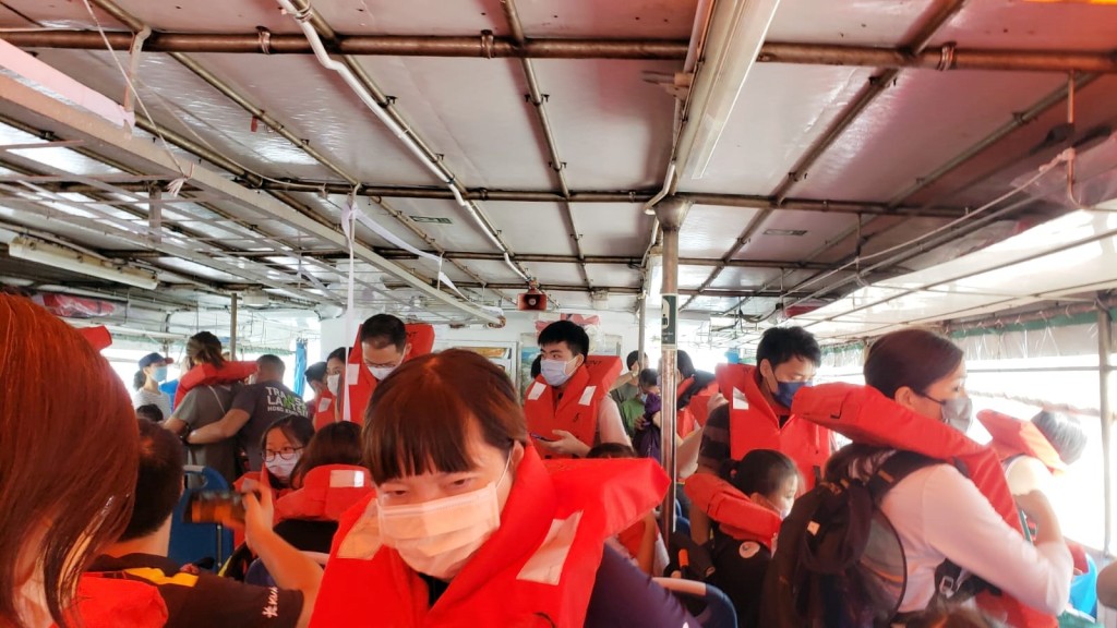 往東平洲渡輪上乘客換船疏散。