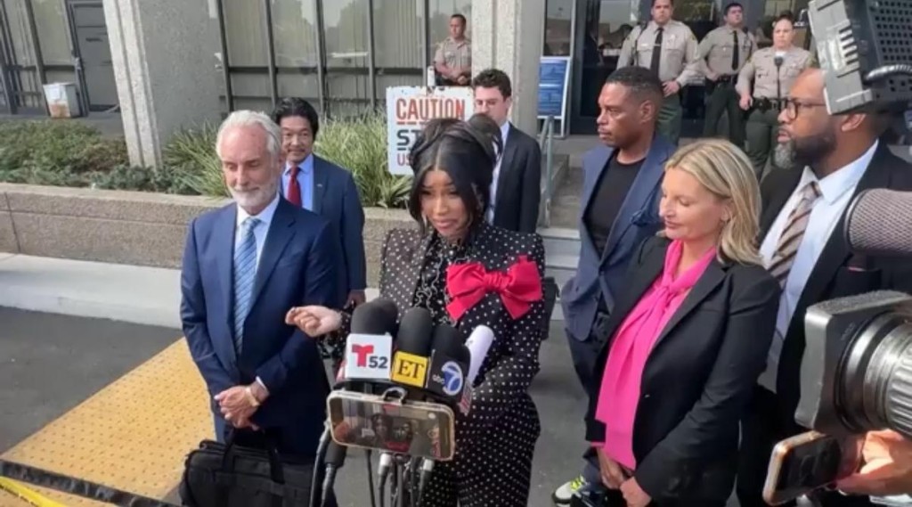 Cardi B呼籲fans不要「起底」保安,讓事情過去。 Cardi B呼籲fans不要「起底」保安,讓事情過去。