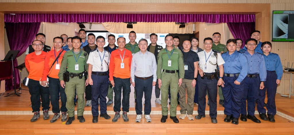 政務司副司長卓永興（前排左六）、警務處行動處處長呂錦豪（前排右六）和民眾安全服務處總參事梁冠康（前排左五）與參與上樓安排的警務人員及民眾安全服務隊人員合影。